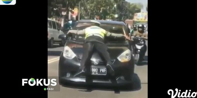 Viral, Aksi Heroik Polisi di Bandung Tilang Pengendara Mobil yang Kabur