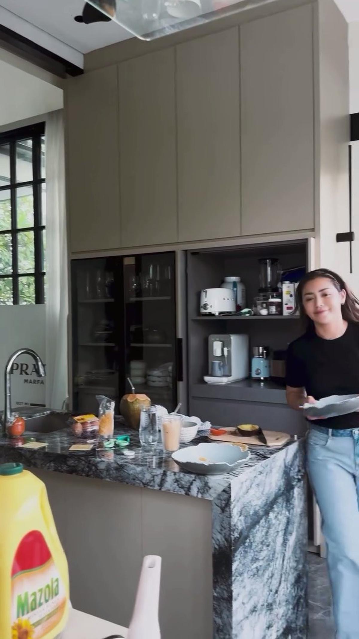 7 Potret Dapur Rumah Jessica Iskandar yang Bergaya Modern dengan Konsep Open Space, Dilengkapi Jendela Lebar