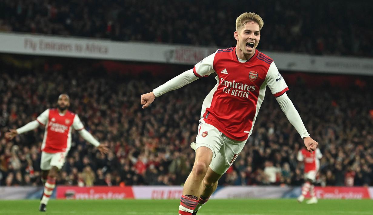 Emile Smith Rowe menjadi salah satu pemain penting Arsenal dan telah mencapai performa terbaiknya pada musim ini. Sebagai playmaker, permainan passing dan link-up-nya sangat cocok dengan gaya permainan Arteta. Ia adalah pencetak gol terbanyak Arsenal di liga musim ini. (AFP/Glyn Kirk)