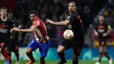 Bek Atletico Madrid Stefan Savic (kiri) dan penyerang AC Milan Zlatan Ibrahimovic berlari mengejar bola pada laga kelima Grup B Liga Champions 2021/2022 di Stadion Wanda Metropolitano, Kamis (25/11/2021) dini hari WIB. AC Milan menaklukkan tuan rumah Atletico Madrid 1-0. (OSCAR DEL POZO / AFP)