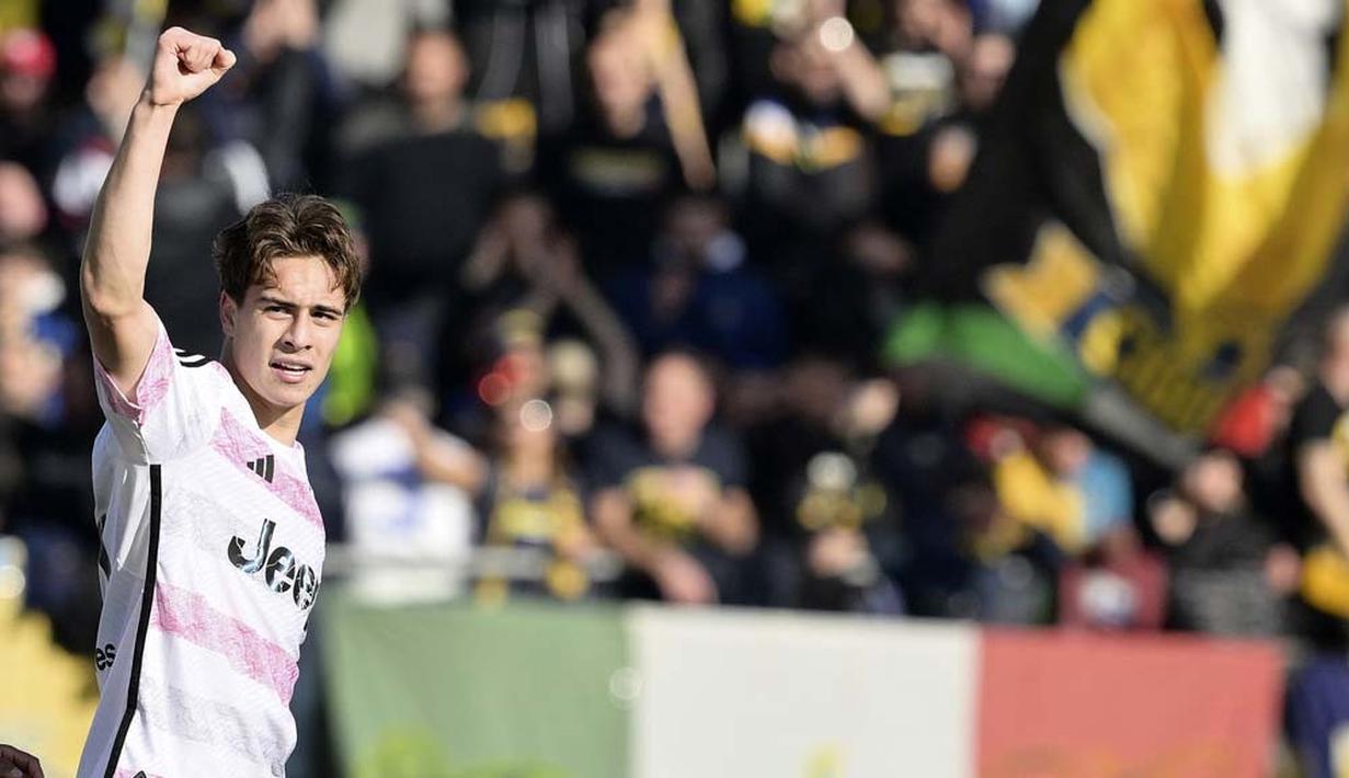Pemain Juventus, Kenan Yildiz, melakukan selebrasi setelah mencetak gol ke gawang Frosinone pada laga lanjutan Liga Italia di Stadion Benito Stirpe, Sabtu (23/12/2023). Gol tersebut semakin terasa spesial karena masuk buku sejarah Si Nyonya Tua. (LaPresse via AP/Alfredo Falcone)