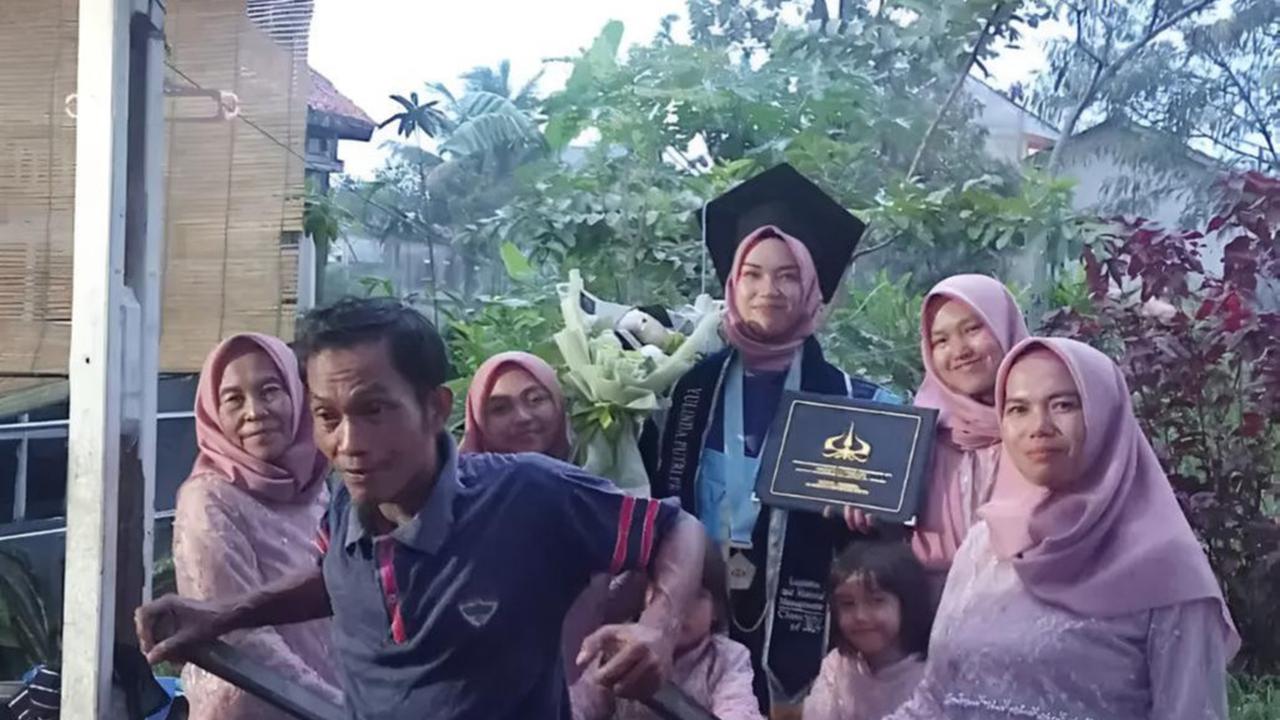 Cewek ini Berhasil jadi Sarjana lalu Difoto di Atas Gerobak