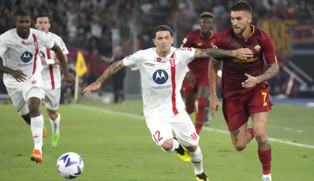 <p>Gelandang AS Roma, Lorenzo Pellegrini membawa bola dari kejaran gelandang Monza, Stefano Sensi pada pertandingan lanjutan Liga Serie A Italia di Stadion Olimpiade Roma, Rabu (31/8/2022). Dengan kemenangan ini, AS Roma menduduki puncak klasemen Liga Italia dengan 10 poin. (AP Photo/Gregorio Borgia)</p>