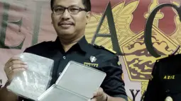 Petugas menunjukan barang bukti narkotika jenis ekstasi di Kantor Pos Pusat, Jakarta, (12/8/2014). (Liputan6.com/Faizal Fanani)