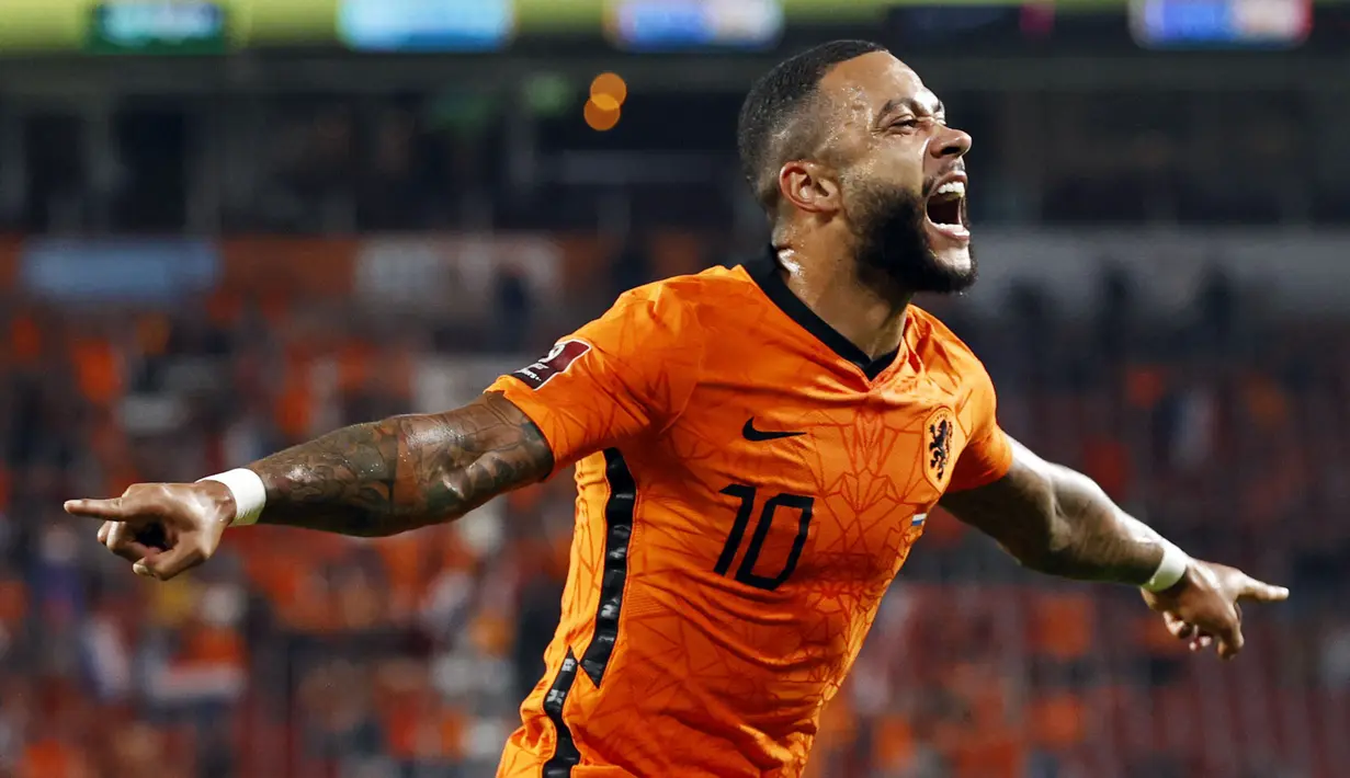 Memphis Depay menjadi pemuncak klasemen sementara top skor kualifikasi Piala Dunia 2022 zona Eropa. Penyerang andalan Barcelona tersebut telah mengoleksi tujuh gol dan tiga assist dari enam kali penampilannya bersama Die Oranje. (Foto: ANP/AFP/Maurice Van Steen)