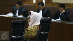 Mantan Menkes Siti Fadilah Supari menjalani sidang pembacaan dakwaan di Pengadilan Tipikor, Jakarta, Senin (6/2). Menteri di era Presiden SBY ini menjalani sidang perdana kasus suap pengadaan alat kesehatan (alkes) di Kemenkes. (Liputan6.com/Helmi Afandi)