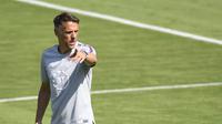 Pelatih Timnas Inggris, Phil Neville, saat memimpin pasukannya berlatih (AFP/ Philippe Desmazes)