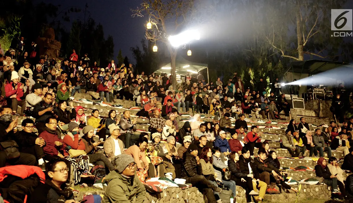 Penonton memadati amfiteater terbuka Pagupon di hari pertama Jazz Gunung 2018 di Kawasan Gunung Bromo, Jawa Timur, Jumat (27/7). Jazz Gunung Bromo ke sepuluh ini menampilkan sejumlah pemusik jazz tanah air dan macanegara (Liputan6.com/HO/Ridhwan Siregar)
