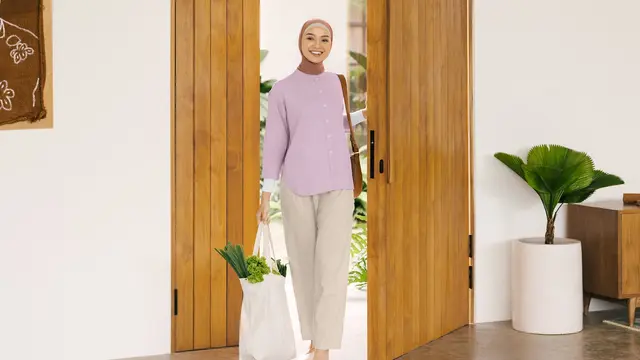 Wanita dengan UNIQLO