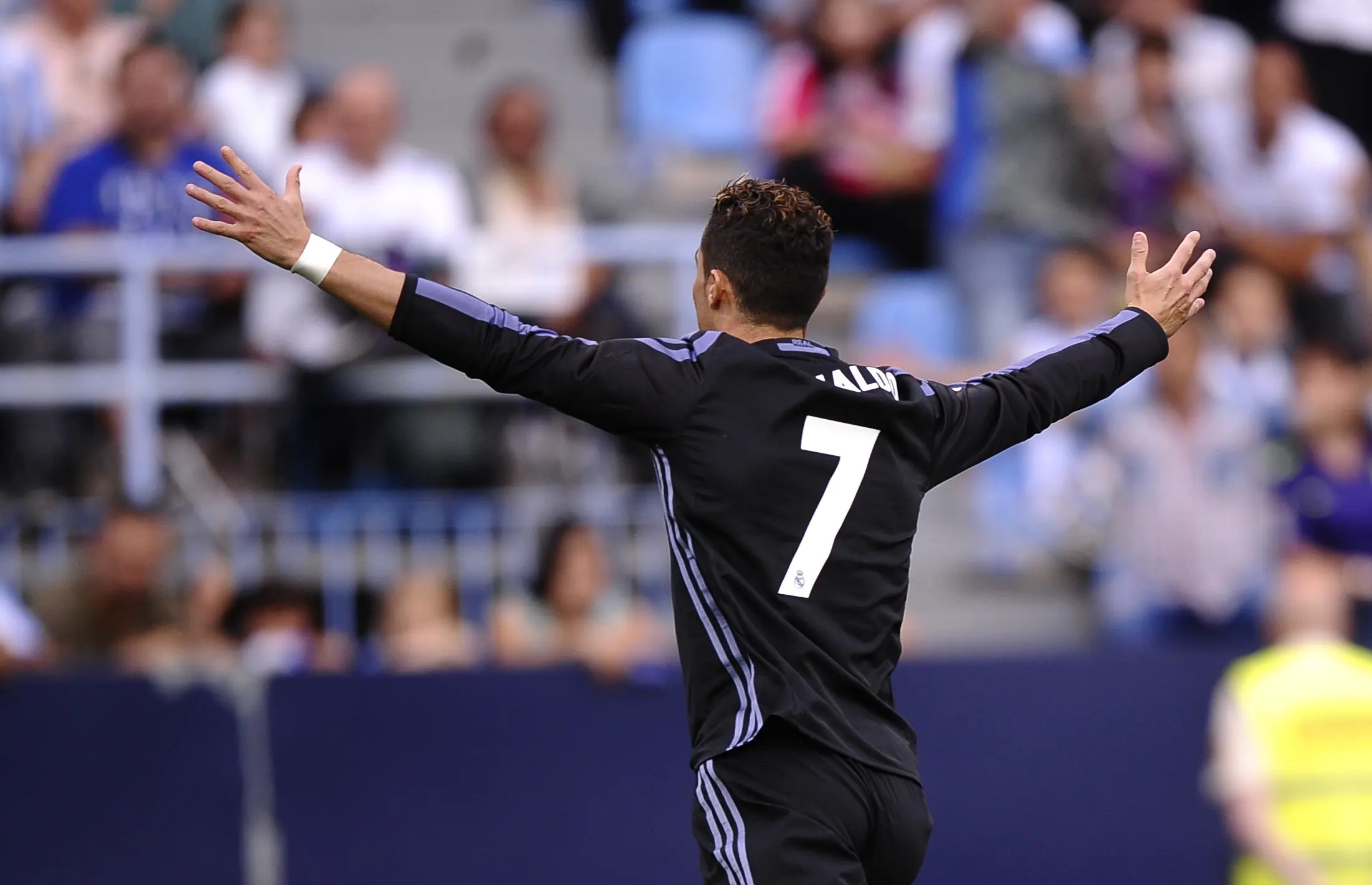 Bintang Real Madrid, Cristiano Ronaldo, rayakan gol ke gawang Malaga pada laga La Liga di Estadio La Rosaleda, Senin (22/5/2017), dinihari WIB. (AP Photo/Daniel Tejedor)