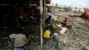 Warga setempat memproses kerang di kampung nelayan di Muara Angke, Jakarta, Senin (23/10). Mereka juga terus berharap kepada Janji Gubernur DKI Jakarta Anies Baswedan untuk menghentikan reklamasi di Pantai Utara Jakarta. (Liputan6.com/Johan Tallo)