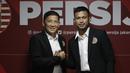 Direktur Olahraga Persija Jakarta, Ferry Paulus, berjabat tangan dengan Osvaldo Haay, di Kantor Persija, Kuningan, Jakarta, Senin, (10/2/2020). Pemain andalan Timnas Indonesia U-23 itu resmi memperkuat Macan Kemayoran musim depan. (Bola.com/M Iqbal Ichsan)