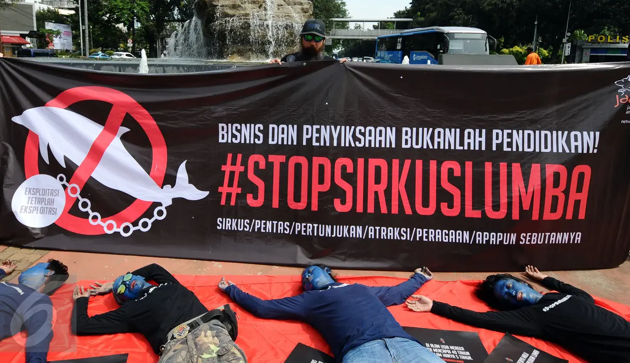 Aktivis JAAN melakukan aksi tidur menolak eksploitasi hewan lumba-lumba di Jakarta, Senin (31/10). Mereka menolak pentas satwa lumba-lumba yang dilakoni di Ancol, Wersut Seguni Indonesia, dan Taman Safari Indonesia. (Liputan6.com/Helmi Fithriansyah)