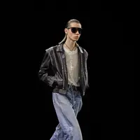 Leather jacket juga dihadirkan dalam paduan sequined t-shirt dan celana jeans yang menjadi ciri khas gaya punk. (Dok/Celine).