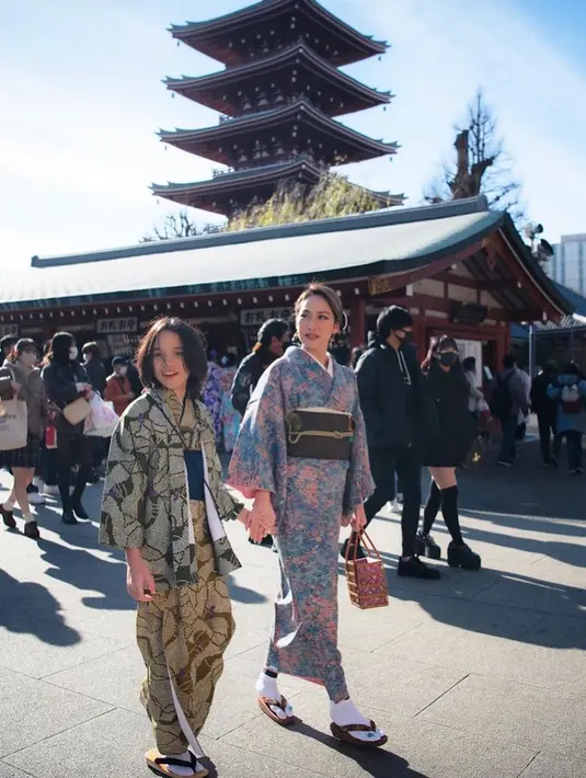 Ibu dan anak yang sama-sama punya paras menawan ini mendapat banyak sekali pujian dari netizen. Mereka begitu memesona mengenakan baju tradisional Jepang. (Liputan6.com/IG/@bclsinclair)