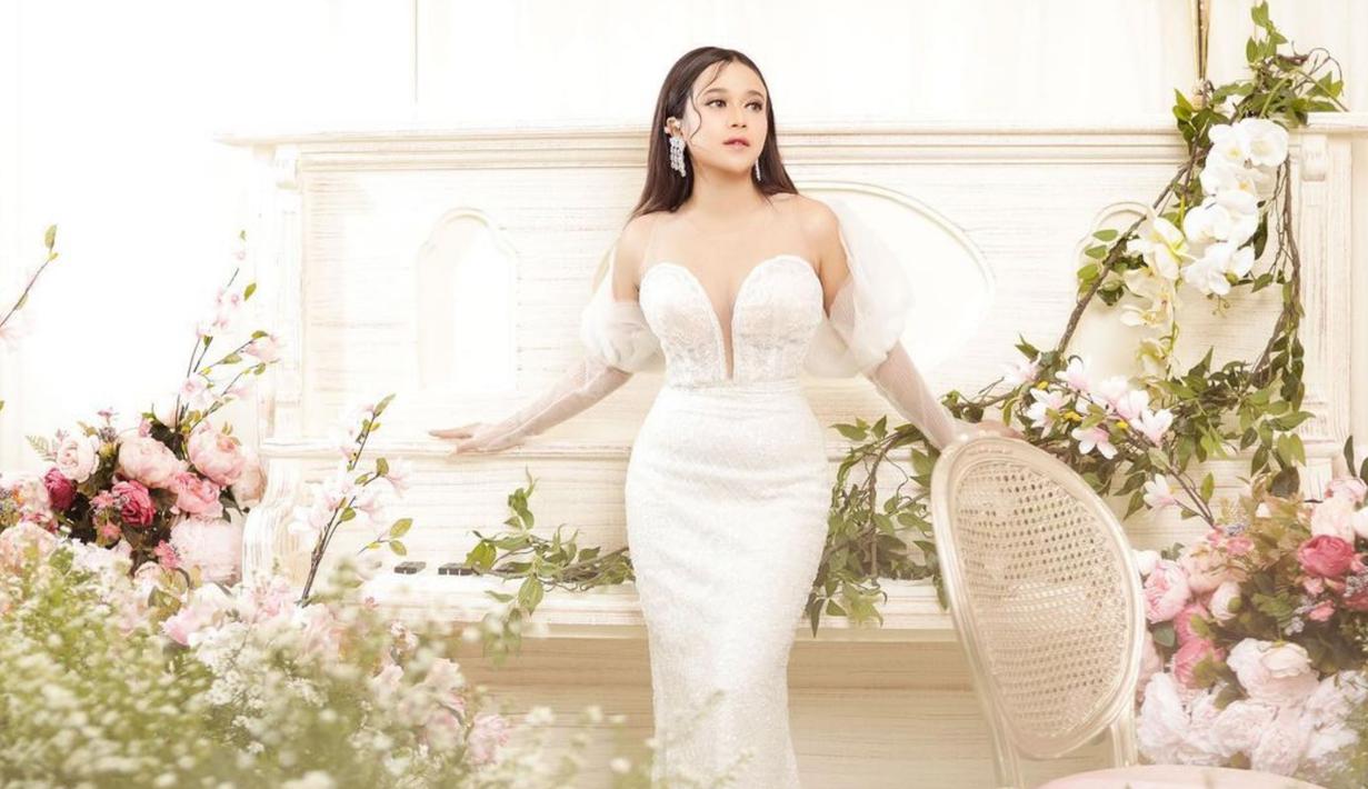 Dalam pemotretan ini, Brisia Jodie tampil dalam balutan busana bernuansa putih. Dengan latar bunga-bunga yang indah, wanita berusia 25 tahun ini pun nampak bak putri dari negeri dongeng. (Liputan6.com/IG/fdphotography90)