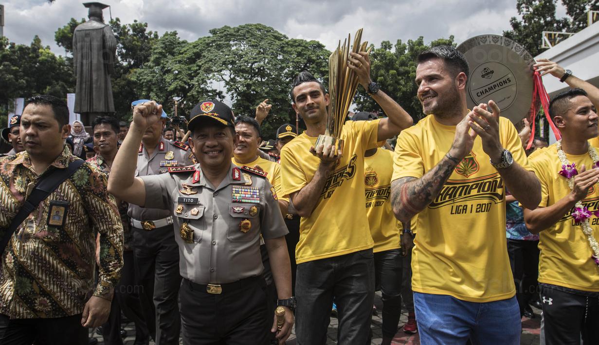 Kapolri, Tito Karnavian, bersama pemain Bhayangkara FC merayakan gelar juara di PTIK, Jakarta, Selasa (12/12/2017). Menjadi juara Liga 1, pemain dan official Bhayangkara mendapatkan penghargaan dari Polri. (Bola.com/Vitalis Yogi Trisna)