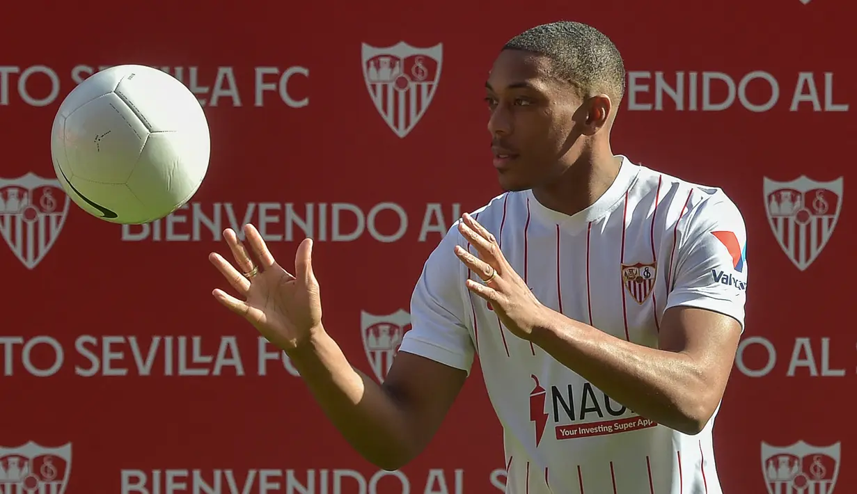 Anthony Martial. Setelah 7 musim membela Manchester United, striker Prancis ini akhirnya resmi dipinjamkan hingga akhir musim ke Sevilla pada 25 Januari 2022 lalu. Minim menit bermain di masa kepelatihan Ole Gunnar Solskjaer dan Ralf Rangnick jadi faktor utama peminjamannya. (AFP/Cristina Quicler)