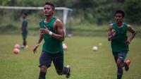 Pemain PS TNI, Dimas Drajad, mengikuti latihan seleksi Timnas Indonesia U-19 di Lapangan POR Sawangan, Depok, Jawa Barat, Senin (1/8/2016). Persiapan itu dilakukan jelang turnamen Piala AFF U-19. (Bola.com/Vitalis Yogi Trisna)