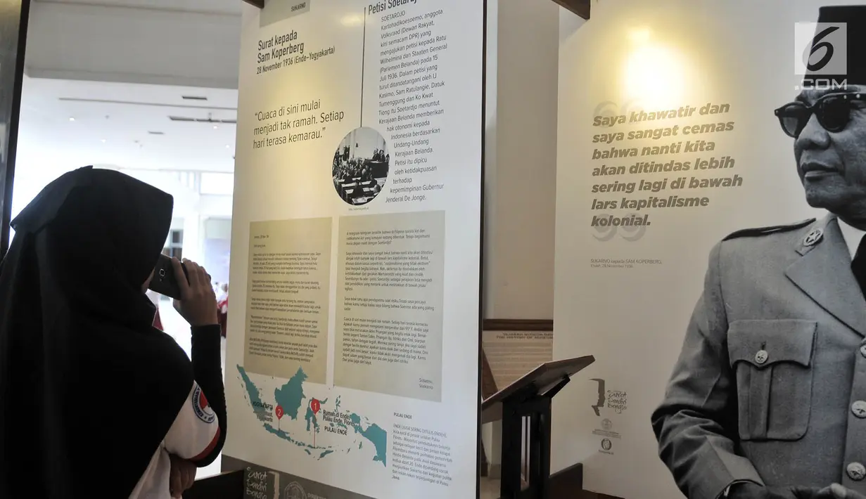 Pengunjung membaca surat yang dipamerkan dalam pameran Surat Pendiri Bangsa di Museum Nasional, Jakarta, Kamis (15/11). (Merdeka.com/Iqbal Nugroho)