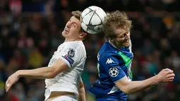 Gelandang Real Madrid, Toni Kroos (kiri) berebut bola dengan penyerang Wolfsburg, Andre Schurrle di leg kedua liga Champions di Santiago Bernabeu, Spanyol (13/4). Madrid menang atas Wolfsburg dengan skor 3-0. (Reuters/Sergio Perez)