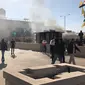 Para demonstran membakar tempat penerimaan tamu di dalam kompleks kedutaan besar AS, di Baghdad, Irak, Selasa (31/12/2019). Ribuan demonstran menyerbu kompleks Kedubes AS di Baghdad, Irak menghancurkan pintu utama dan membakar area penerimaan tamu. (AP Photo/Qassim Abdul-Zahra)