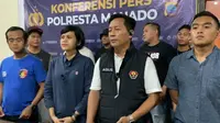 Aparat Polresta Manado, Senin (15/4/2024). saat menggelar konferensi pers mengungkap kasus penganiayaan, kekerasan seksual serta pembunuhan yang terjadi di Kecamatan Mandolang, Kabupaten Minahasa.