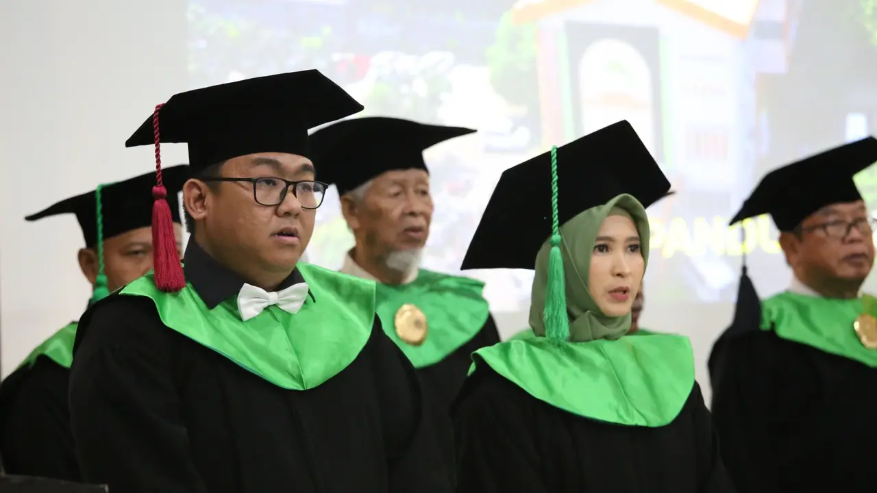 UMJ mengukuhkan dua guru besar baru, yaitu Ibnu Sina Chandranegara dan Tria Astika Endah Permatasari. (Istimewa)