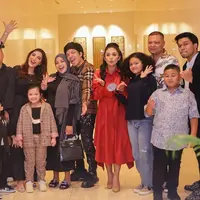 Keluarga Anang Hermansyah dan Raul Lemos (Instagram/krisdayantilemos)