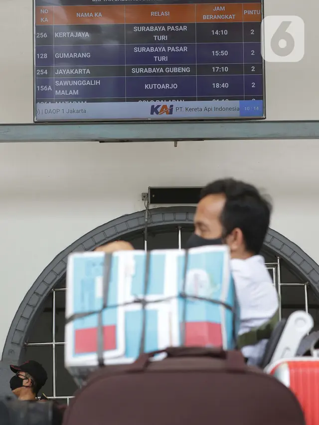 Hiruk Pikuk Stasiun Pasar Senen Jelang Pelarangan Mudik Lebaran 2021