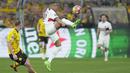 Striker PSG, Kylian Mbappe berusaha mengontrol bola saat menghadapi Borussia Dortmund pada laga leg pertama semifinal Liga Champions 2023/2024 di Signal Iduna Park Stadium, Dortmund, Rabu (1/5/2024). (AP Photo/Matthias Schrader)