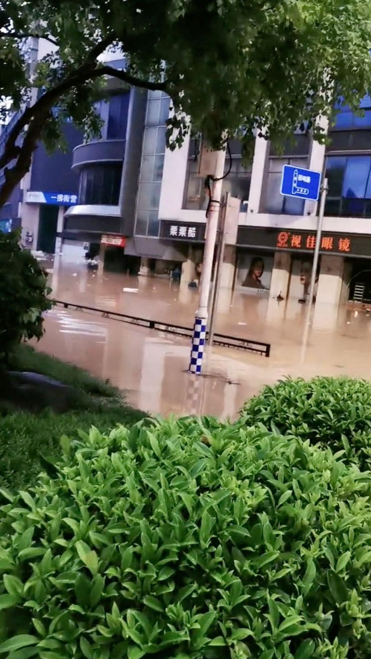 Bencana banjir ini juga mengakibatkan jalur kereta bawah tanah di Kota Fuzhou ditutup sementara, sehingga berdampak pada penghentian jadwal perjalanan kereta di kota itu.<br>