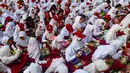 Siswa menyantap makanan Program Makan Bergizi Gratis (MBG) di SDN Meruyung, Depok, jawa Barat, Senin, 13 Juli 2007. (KLY/ Arie Basuki)