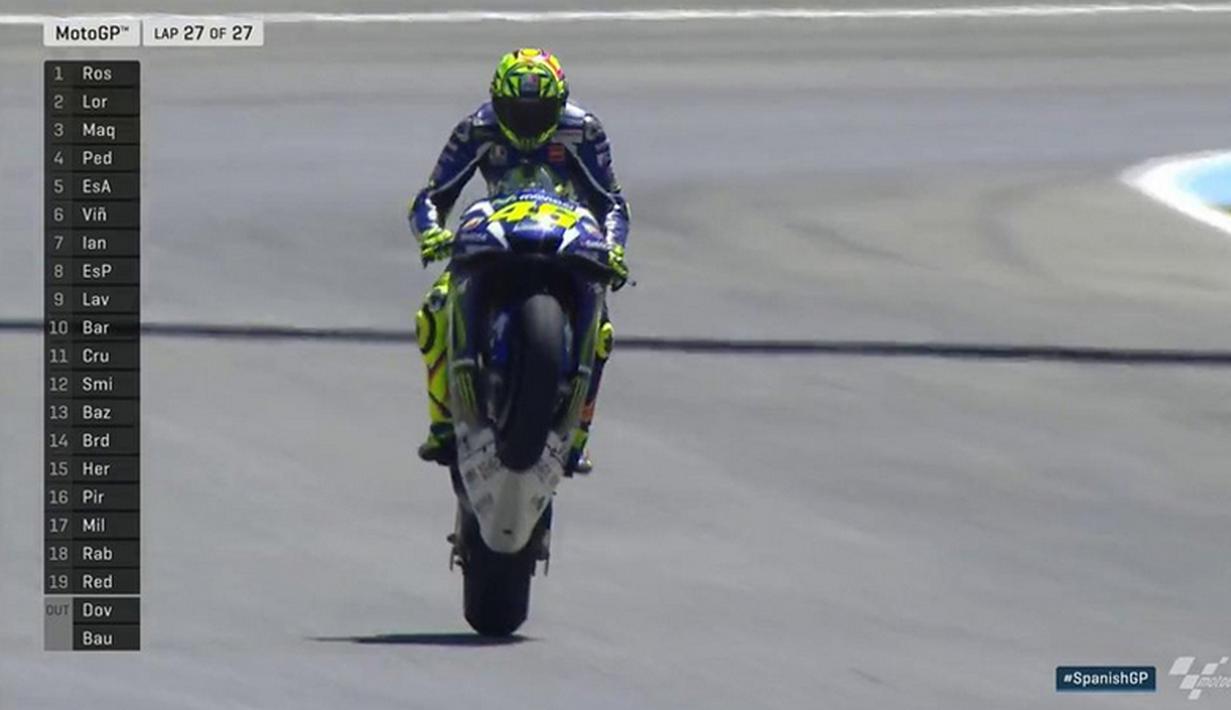Pebalap Movistar Yamaha, Valentino Rossi, menjadi juara dalam balapan MotoGP Jerez di Sirkuit Jerez, Spanyol, Minggu (24/4/2016). Rossi mencatat waktu 45 menit 28,834 detik dalam 27 lap. (Bola.com/Twitter/MotoGP)