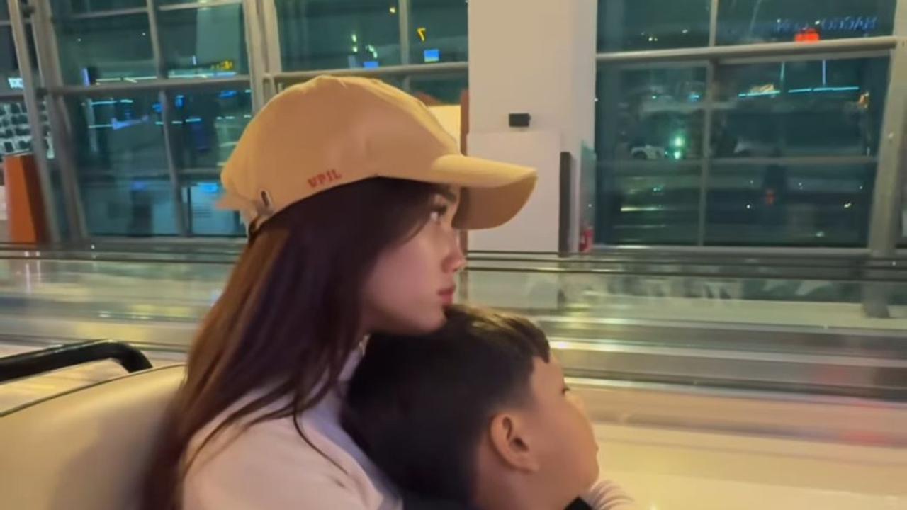 Potret Fuji Memeluk dan Mencium Gala Sky di Bandara, Bukti Kasih Sayang Seperti Anak Sendiri