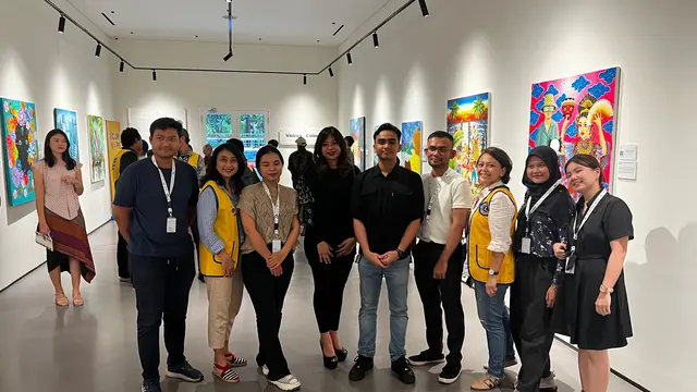 Acara bertajuk  ‘Voice of Colours: a Deaf Artist Art Exhibition & Auction’ di kawasan Menteng, Jakarta Pusat, Sabtu, 27 April 2024.