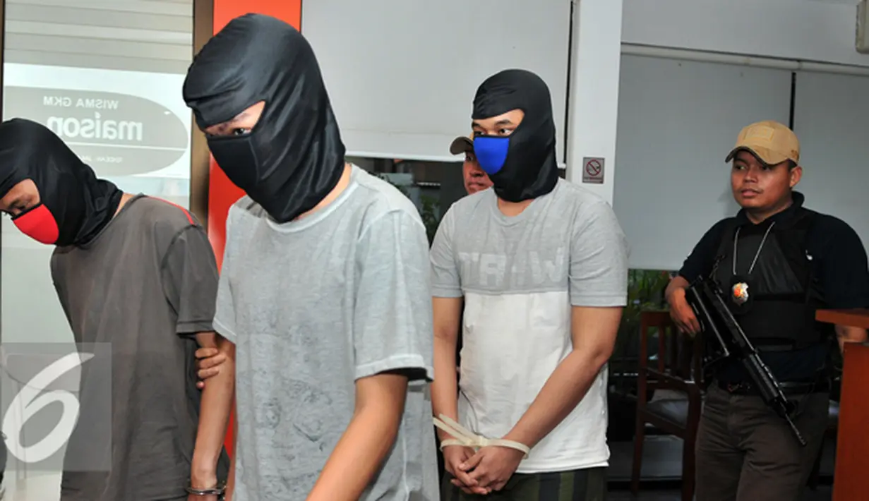 Petugas Polsek menggiring 5 tersangka penculikan untuk dihadirkan dalam rilis di Polsek Mampang, Jakarta, Rabu (20/1). Polsek Mampang Prapatan berhasil mengamankan 5 tersangka penculikan dan penganiayaan pelajar SMK. (Liputan6.com/Yoppy Renato)