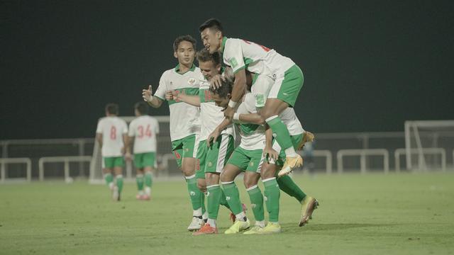 Para pemain Timnas Indonesia merayakan gol Evan Dimas ke gawang Oman di Dubai, Uni Emirat Arab (UEA).
