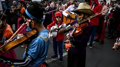 Sejumlah bocah berpartisipasi dalam parade anak-anak "Carnavalito" selama Karnaval Hitam dan Putih di Pasto, Kolombia, Rabu (2/1). Karnaval ini merayakan hari dimana budak Afrika mendapatkan hari libur untuk menyalurkan kegembiraannya. (Juan BARRETO/AFP)