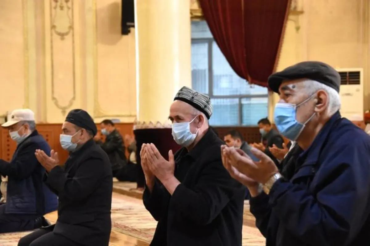 Para jemaah bersembahyang di Masjid Ak di Urumqi, Daerah Otonom Uighur Xinjiang, China barat laut, pada 13 April 2021. (Xinhua/Sun Shaoxiong)