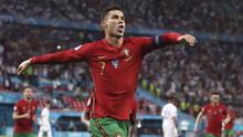 Cristiano Ronaldo menyamai rekor Ali Daei. Dengan dua golnya ke gawang Prancis, Cristiano Ronaldo menyamai perolehan 109 gol Ali Daei sebagai top skor di level timnas. Dengan usia yang menginjak 36 tahun, tidak ada tanda-tanda penurunan performa sang megabintang. (Foto: AP/Pool/Bernadett Szabo)