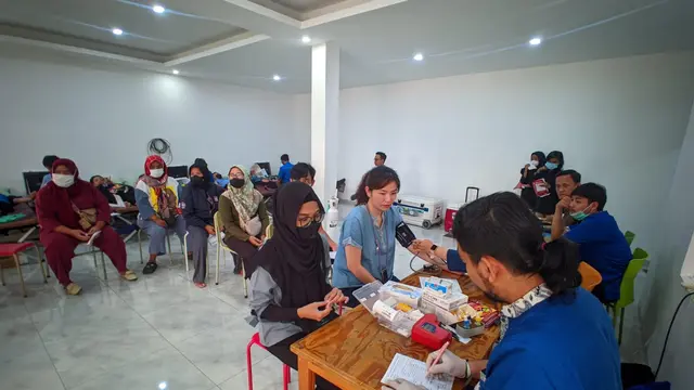 Aksi sosial donor darah digelar di Sekolah Woodlands Montessori, Jakarta Barat, pada Selasa (2/4/2024).