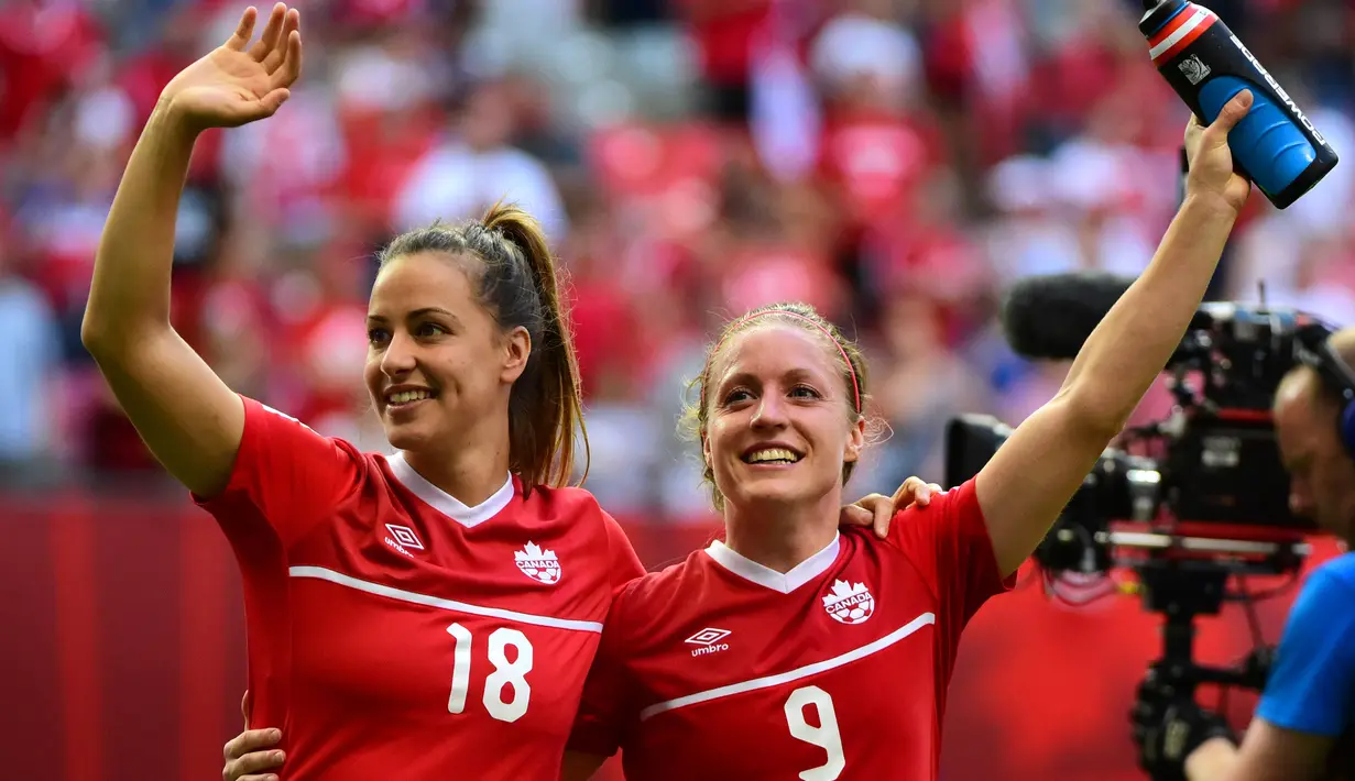 Para pemain Kanada melakukan selebrasi usai memenangi pertandingan melawan Swiss di Piala Dunia wanita 2015 di BC Place Stadium, Senin (22/6/2015). Kanada melaju ke perempat final menunggu pemenang antara Norwegia vs Inggris. (Reuters/Anne Marie Sorvin)