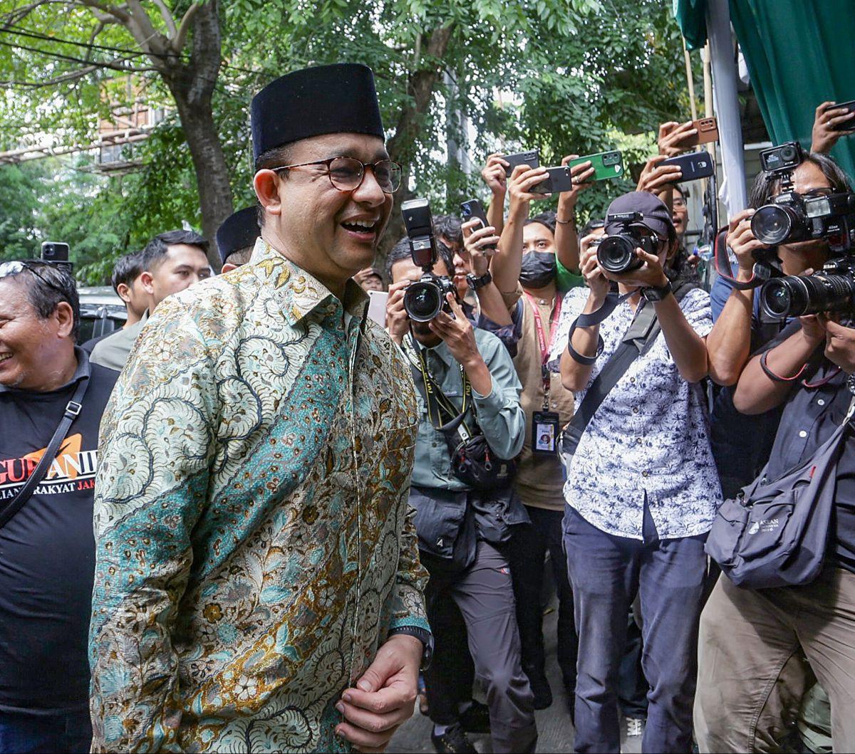 Mantan Gubernur DKI Jakarta, Anies Rasyid Baswedan tersenyum saat tiba di Kantor Dewan Pimpinan Wilayah (DPW) Partai Kebangkitan Bangsa (PKB) DKI Jakarta di Jalan Perintis Kemerdekaan, Pulogadung, Jakarta Timur, Kamis (13/6/2024). DPW PKB DKI Jakarta meng