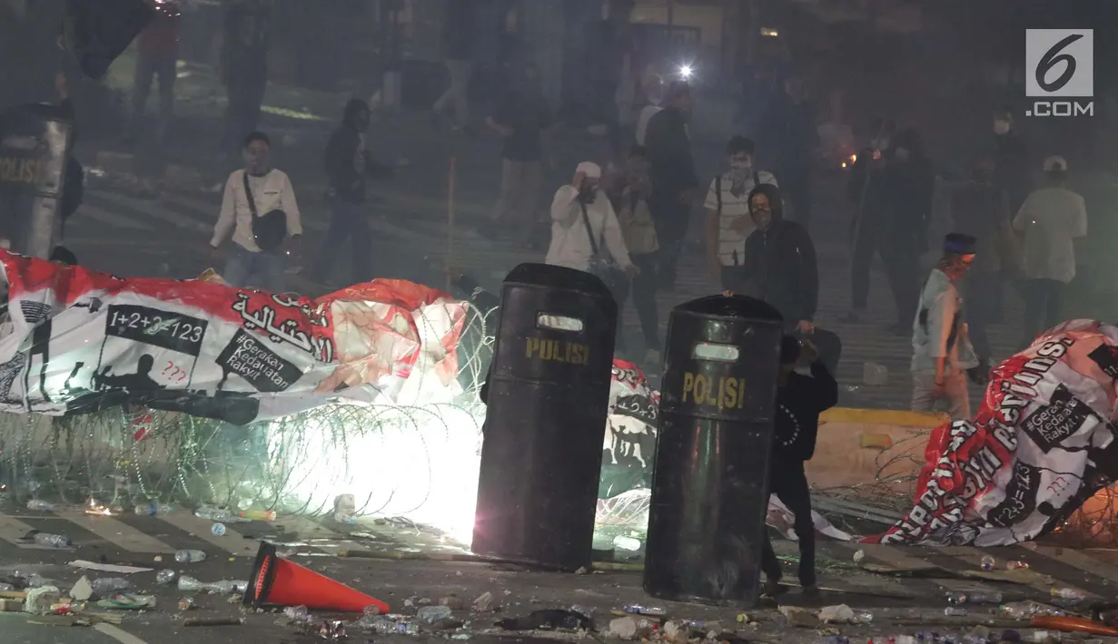 Massa melakukan provokasi dan kericuhan usai melakukan unjuk rasa di depan Gedung Bawaslu, Jakarta, Rabu (22/5/2019). (Liputan6.com/Helmi Fithriansyah)