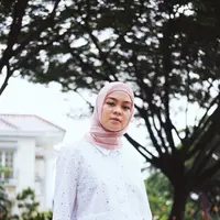 Istri Haykal Kamil ini punya dandanan hijab yang super fresh. (Sumber foto: tantrinamirah/instagram)
