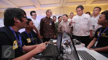 Menkominfo Rudiantara (kanan), Wadirut Bank Mandiri Sulaiman A Arianto (dua kanan) Presiden Direktur IBM Indonesia Gunawan Susanto (kiri) tengah berbincang dengan peserta kompetisi mandiri Hackaton 2016 di Jakarta,  (26/2). (Liputan6.com/Angga Yuniar)