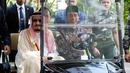Presiden Jokowi dan Raja Salman bin Abdulaziz Al Saud keliling halaman Istana Merdeka dengan menaiki mobil golf, Jakarta, Kamis (2/3). (AFP Photo/ Pool/ DARREN WHITESIDE)