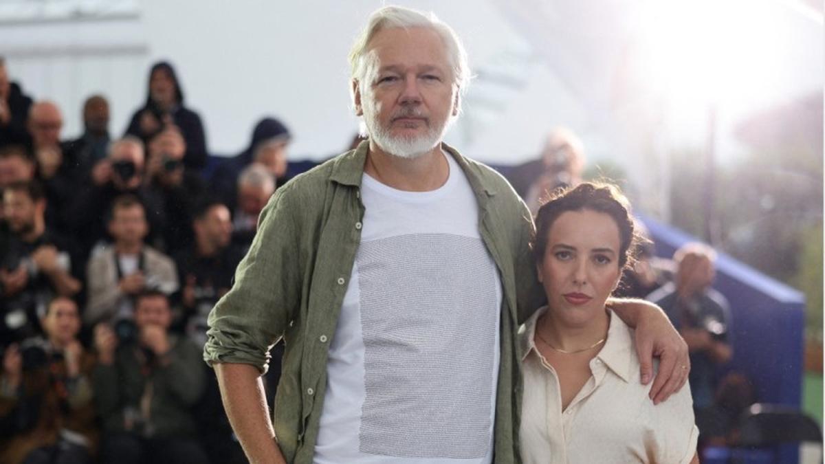 Bos WikiLeaks Pakai Kaus Bertuliskan Nama Ribuan Anak Gaza Korban Kekejaman Israel di Festival Film Cannes 2025
