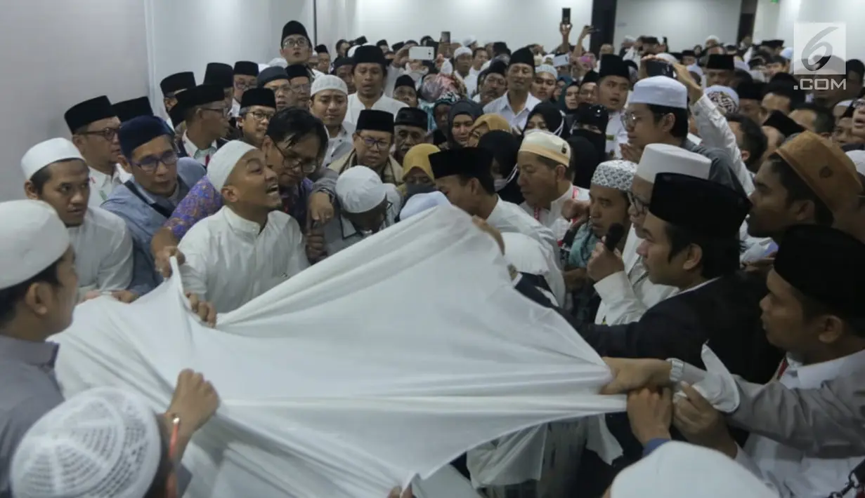 Umat muslim mengurus jenazah KH Maimun Zubair atau Mbah Moen usai dimandikan di Masjid Muhajirin Khalidiyah, Makkah, Arab Saudi, Selasa (6/8/2019). Jenazah Mbah Moen disemayamkan usai dimandikan di Masjid Muhajirin Khalidiyah Makkah. (Liputan6.com/HO/Baharuddin/MCH)